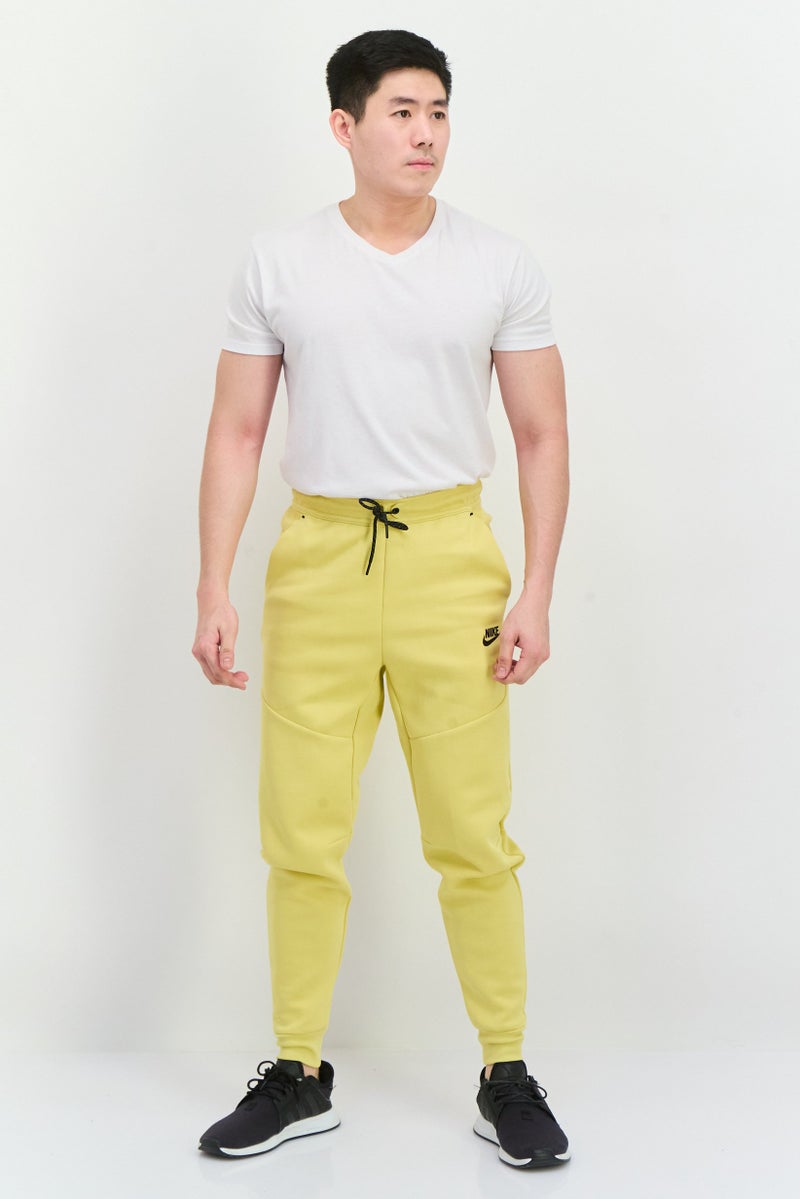 Nike سروال رياضي للرجال بقصة ضيقة وساق متدرج بطول عادي، أصفر - Image 4